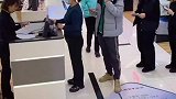 孕妇排队被拒绝后，路人反应亮了。