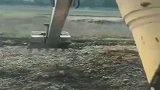 看到老大爷挖地辛苦，路过挖掘机帮老大爷挖地，你是最帅的挖掘机
