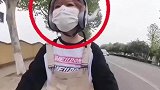 女子戴“水壶头盔”等红灯，路人大哥拿杯子讨水喝