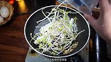 怎么做豆芽菜，简单又好吃的豆芽菜炒金针菇，清爽开胃