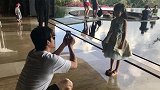陆毅趁开工之前带女儿们在海边度假，给贝儿和小叶子当摄影师