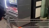 超市扶梯也能上购物车，而且还不用自己拿