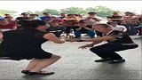 注意下你的眼神