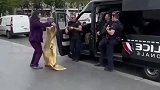外国警察这么好骗吗，敢让罪犯表演大变活人，回去等着被挨骂吧