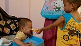 熊孩子小哥哥喂二胎弟弟吃玩具，看完这个你还敢生二胎吗