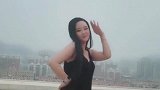 最近这个小姐姐火了，在天台跳舞，网友完美身材！