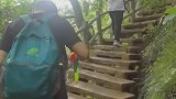 爸妈带孩子爬山太累，游客自告奋勇背着上山了