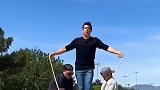外国小哥这技能太强了吧，他究竟是怎么做到的？