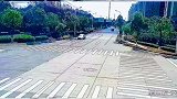 路口酿惨祸！两车避让不及发生碰撞，面包车车身瞬间翻转180度！
