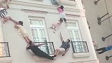 我以为他们会飞檐走壁，原来跟这个立体画有关系