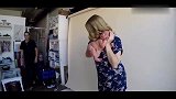 妈妈抱着小宝宝拍艺术照，不料宝宝突然拉粑粑，画面太美不敢看！