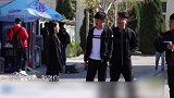 美女街头给路人狂发好人卡，小伙子被羞的脸都红了！