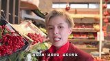 杨芸晴的春天清新穿搭，穿蓝白拼接牛仔外套，简约又大气
