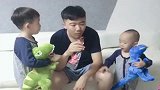 爸爸打球回来吃零食，可给这哥俩馋坏了，大宝爸爸，你辣不辣