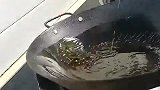 把鸡蛋倒入豆腐中，出锅就是一道硬菜，鲜嫩多汁超下饭！