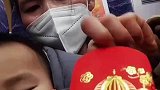 70岁老父亲怕女儿没车费回家，偷偷在红包里塞了很多钱给女儿