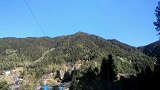 青山绿水四面大山围着一个太美的水库