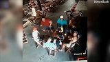 巴西：愤怒的妻子走进酒吧朝丈夫坐的那桌开枪，年轻女子中弹身亡