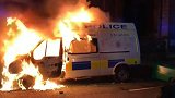 砸警局、烧警车、打警察……英国布里斯托市发生暴力抗议活动