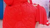 新郎将新娘放回车里后，立马返回找岳父岳母