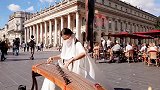 90后美女街头弹奏古筝，旋律优美十分动听，让外国人听得如痴如