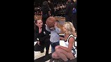 小伙子让人羡慕啊！这么小年纪就美女环绕