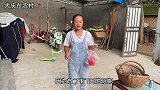 妹妹放假回来了，哥哥和嫂子去县城接她，嫂子说她又变漂亮了