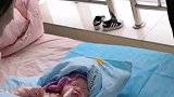 刚出生的小宝宝第一次打针居然没哭，是太勇敢了还是反应太迟钝
