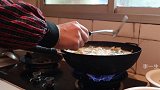 外婆和大姨来了，整了两盆酸菜鱼和龙虾，酸菜鱼汤泡饭，鲜美爽口