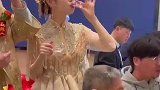 新郎新娘向亲朋敬酒，新娘敬酒喝出了不一样的感觉