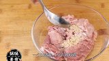 大厨教你做水煮肉片，川菜做法很正宗，冬天吃起来香辣过瘾