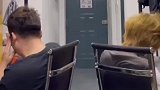 整个宿舍，就床杆是直的