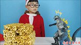 小泽和迪迦奥特曼还有哥斯拉分享吃玉米花子，分享吃很开心