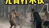 大雨中一群小伙打水仗
