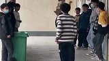 看他们玩跳皮筋游戏，满满的儿时回忆