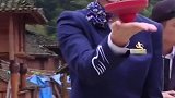 好漂亮的空姐啊，手里举着陀螺，开心得像个孩子