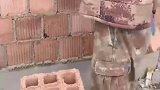 建房工人发出灵魂拷问，空心砖是立着砌还是放倒砌