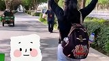 游客在路上欢快起舞，迎面的大叔快乐互动