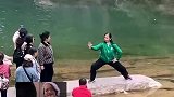 女子爬山偶遇阿姨们拍照,被各种pose惊呆了!