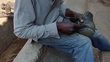 赞比亚街头花2块5补个鞋
