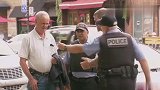 罪犯跟路人拍的合照证明是好友，吓得路人一脸懵圈