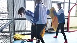 游乐园3：小伙伴们玩“碰碰球”，没想婷婷一下被撞翻了，太逗了
