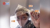 女外出工作全副武装，口罩眼罩雨衣加浴帽，仔细检查才放心