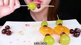 美女试吃冰糖晴王葡萄、柑橘、蓝莓串