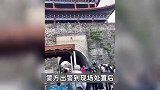 老人中千万彩票古城墙上狂撒66万？当地：与子女发生矛盾，悲愤下做出此举