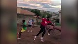 篮球-18年-一击即中！这脚法相当不错 恩比德在非洲与孩子们踢足球