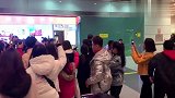李现深夜现身,女粉丝大喊“相公”追车