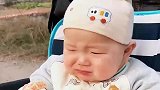 萌娃吃橘子被酸出表情包，旁边妈妈的反应亮了