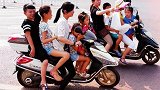 实拍：两位女司机骑着电动车并驾齐驱，网友：把马路当自己家了