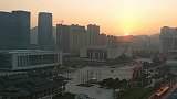 轻踩细碎的阳光，伴着阵阵的花香。不急不缓，不喜不悲。